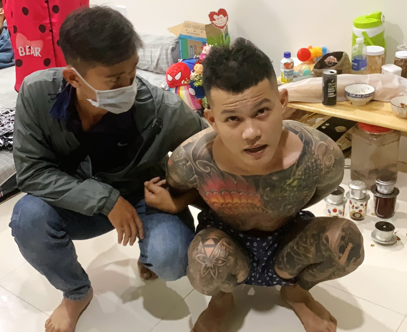 Truy bắt đối tượng có hai lệnh truy nã ẩn mình trong tòa nhà chung cư  -0