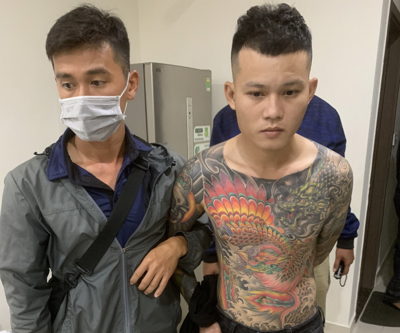 Truy bắt đối tượng có hai lệnh truy nã ẩn mình trong tòa nhà chung cư  -0