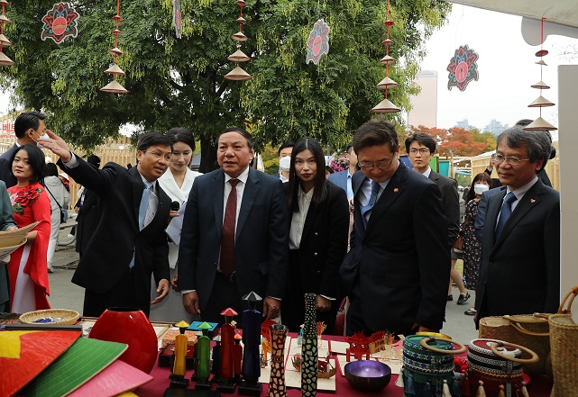 Vietnam Tourism and Culture Festival underway in Korea -0