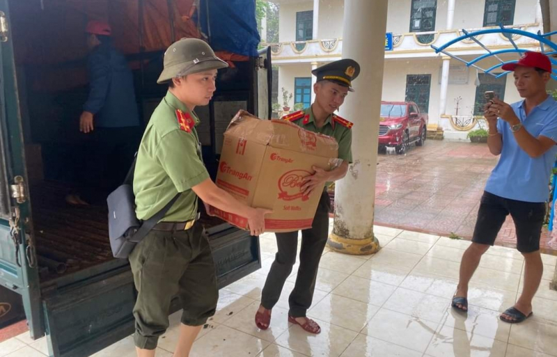 Tuổi trẻ Công an Quảng Trị giúp đỡ học sinh miền núi vượt khó đến trường -0