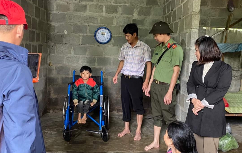 Tuổi trẻ Công an Quảng Trị giúp đỡ học sinh miền núi vượt khó đến trường -1