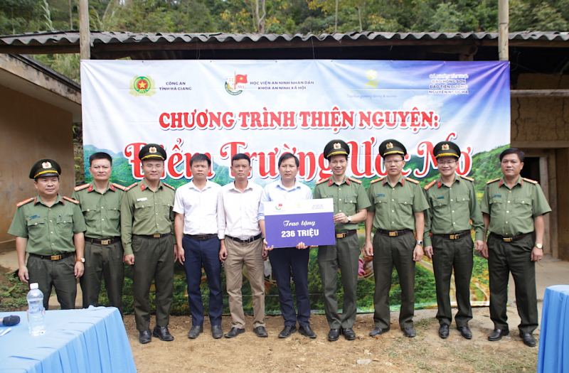 Về Xín Mần sẻ chia khó khăn với đồng bào vùng cao -1