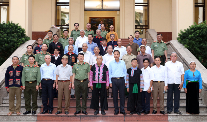 Gặp mặt đoàn đại biểu người uy tín trong dân tộc thiểu số tỉnh Hòa Bình -0