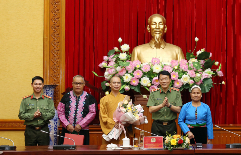 Gặp mặt đoàn đại biểu người uy tín trong dân tộc thiểu số tỉnh Hòa Bình -0