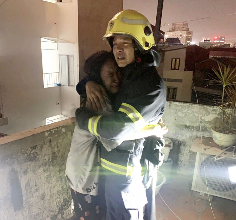 Ôm chặt để biết mình còn sống -0