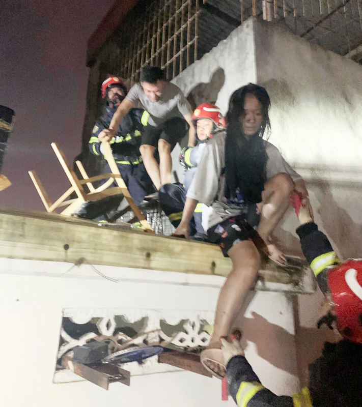 Ôm chặt để biết mình còn sống -0