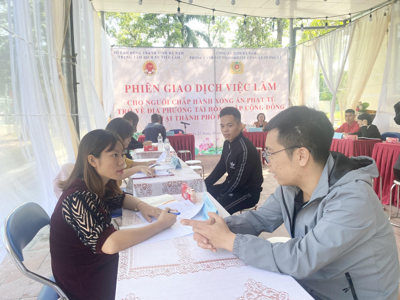 Tổ chức phiên giao dịch, giới thiệu việc làm cho những người tha tù  -0