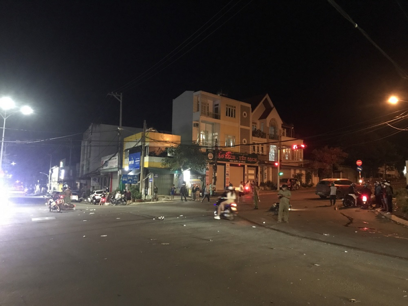 Điều tra vụ xe ô tô điên húc bay 3 xe máy dừng chờ đèn đỏ -0