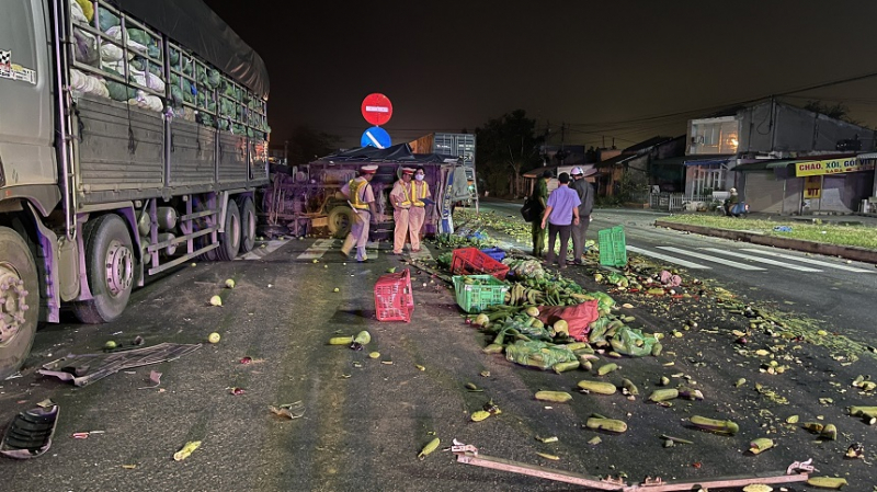Ba ôtô tải tông liên hoàn vợ chết, chồng nguy kịch -0