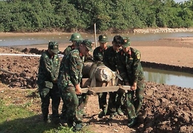 Vô hiệu hóa quả bom nặng 250kg sót lại sau chiến tranh -0