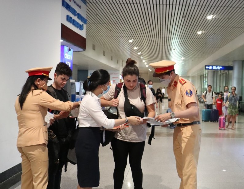 Tuyên truyền ATGT bằng tờ rơi song ngữ cho người nước ngoài -0