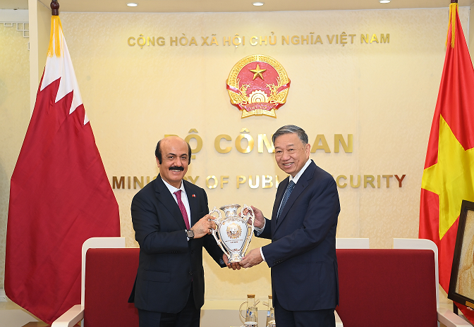 Minister To Lam receives outgoing Qatari Ambassador to Vietnam  -0