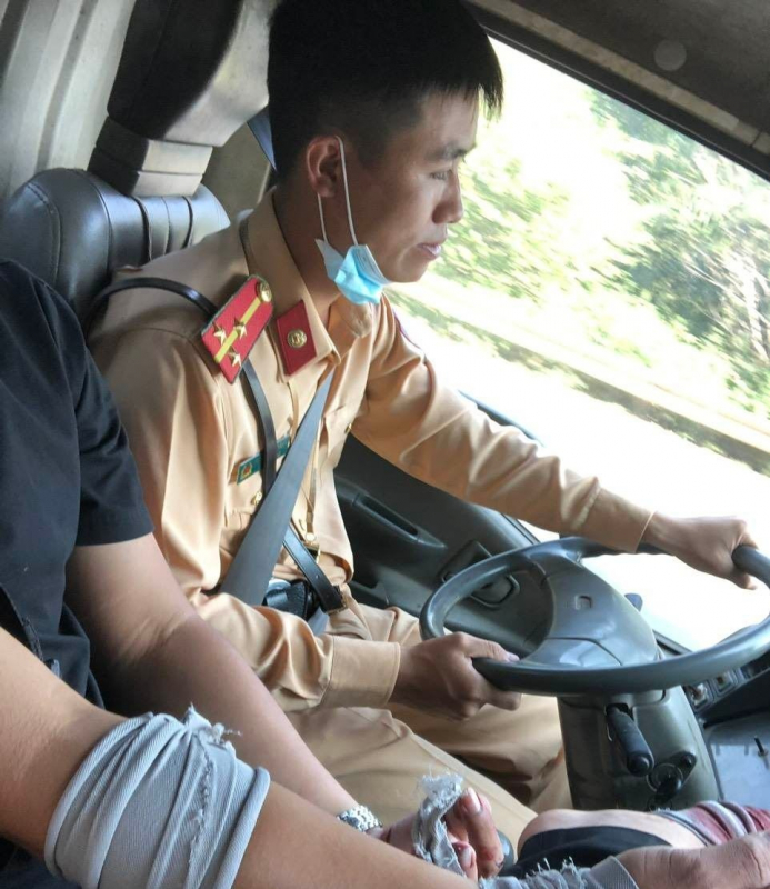 CSGT đưa nam thanh niên bị nạn đi cấp cứu kịp thời -0