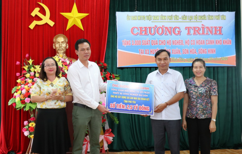 3.000 suất quà của Câu lạc bộ Nghĩa tình Phú Yên dành cho người nghèo miền núi -0