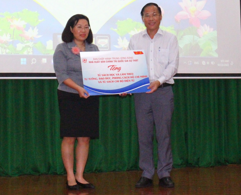 Trao tặng Tủ sách Học tập và làm theo tư tưởng, đạo đức, phong cách Hồ Chí Minh -0