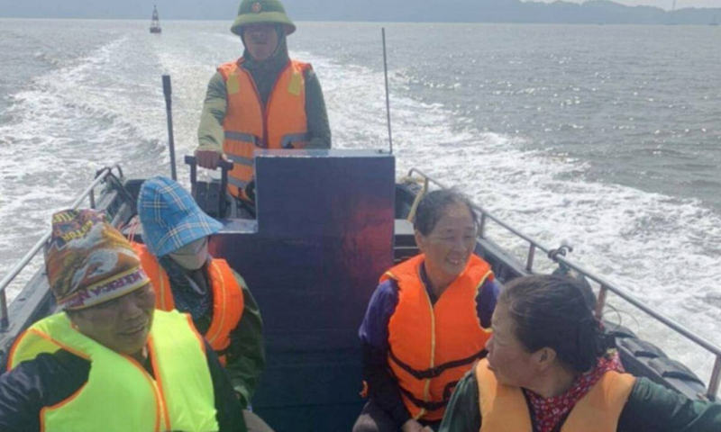 Kịp thời cứu nạn 23 ngư dân bị lật bè trên biển -0