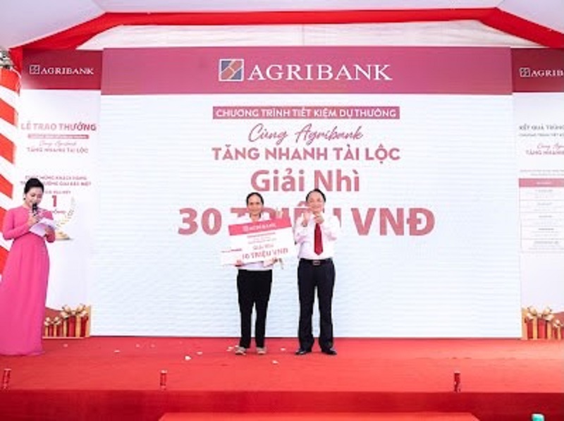 Agribank trao tặng tiếp 1 tỷ đồng cho khách hàng gửi tiền tiết kiệm -0