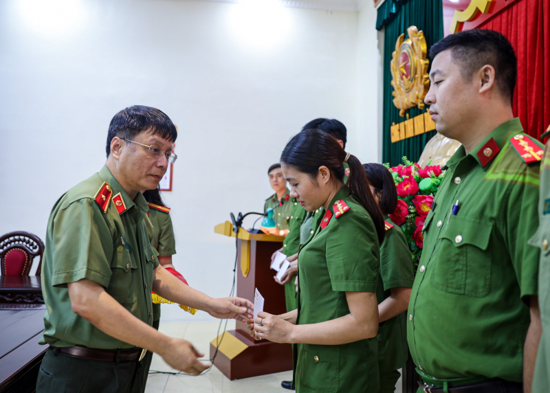 Báo CAND tổ chức chuyến sinh hoạt chính trị, “về nguồn” tại Ninh Bình -0