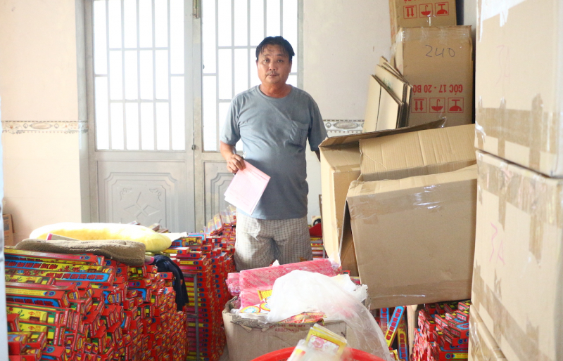 huỳnh tấn phát cùng số nhang thành phẩm đã được đóng thùng bị lực lượng công an tạm giữ.jpg -0