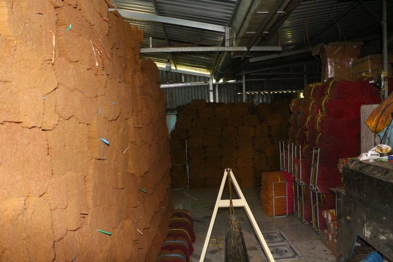 số lượng lớn nhang thành phẩm chưa đóng thùng bị lực lượng công an phát hiện.jpg -1