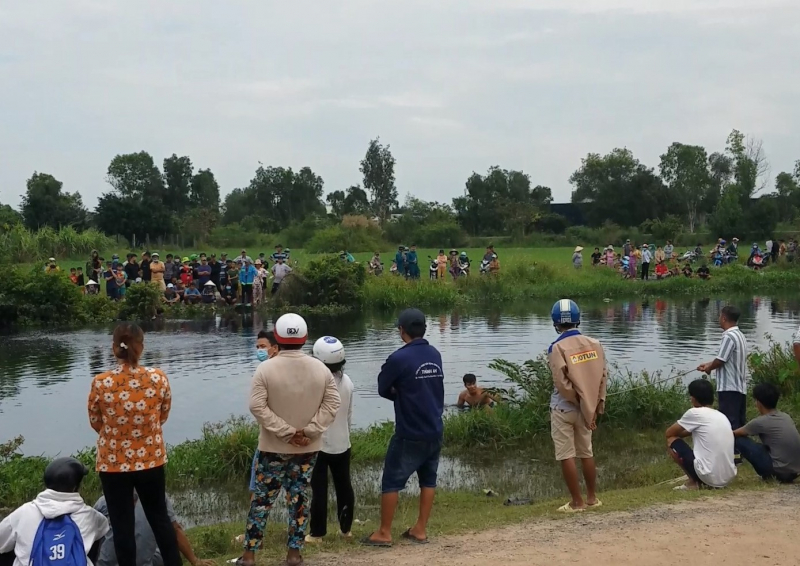 Chèo xuồng hái dừa nước, thiếu niên 16 lật xuồng mất tích -0