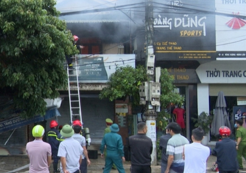 Cháy của hàng tạp hoá gây thiệt hại hàng tỷ đồng -0