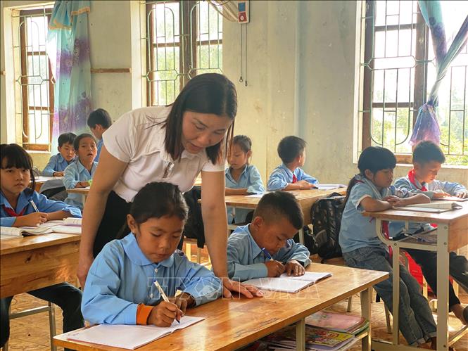 Người mẹ thứ hai của học sinh dân tộc Chứt -0