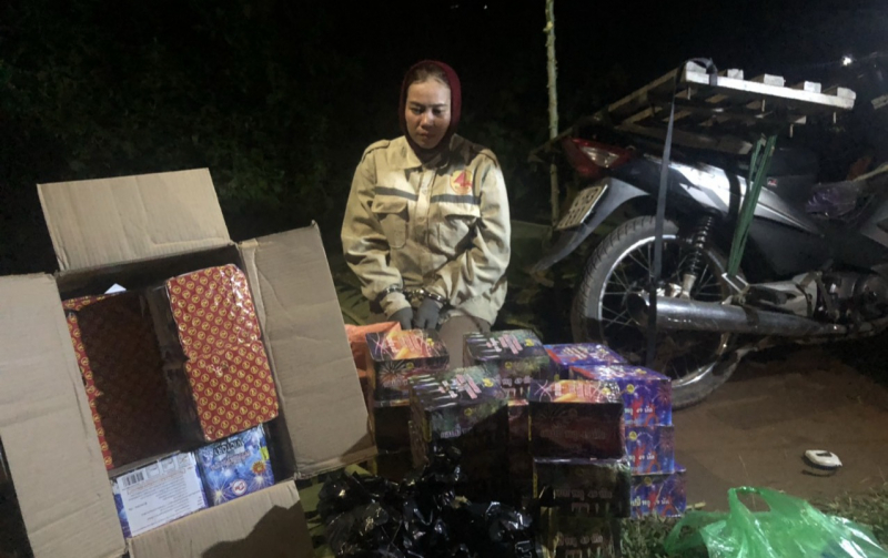 Đang đèo 38 hộp pháo để lấy 1 triệu đồng tiền công thì bị bắt -0