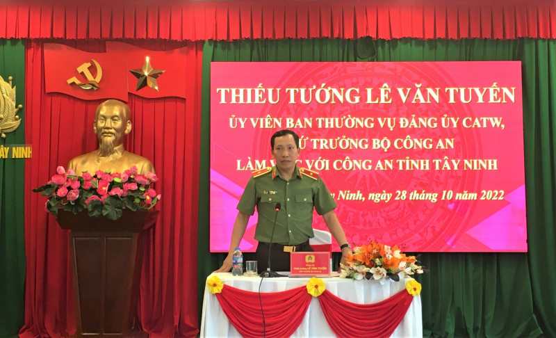 Deputy Minister Le Van Tuyen works with Tay Ninh police -0