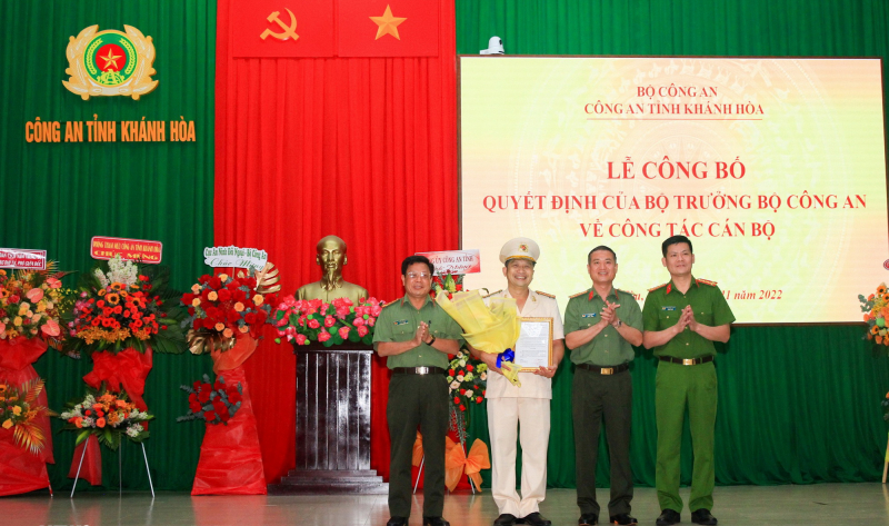 Trao quyết định bổ nhiệm Phó Giám đốc Công an tỉnh Khánh Hòa -0