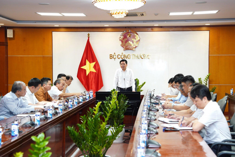 Việt Nam nhập trên dưới 70% xăng dầu nguyên liệu và xăng dầu thành phẩm -0