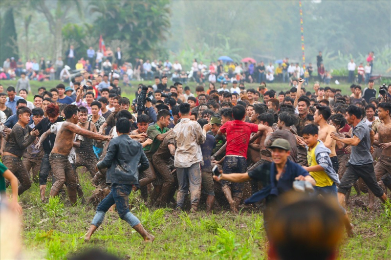 một lễ hội cướp phết ở việt nam với hàng trăm người lao vào nhau.jpg -0