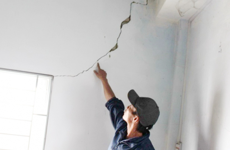 Sớm hỗ trợ nhà dân bị nứt do thi công đập hạ lưu sông Dinh -0