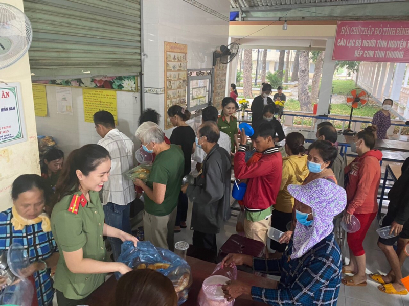 Trao hơn 300 suất cháo và 300 ổ bánh mì cho bệnh nhân và người nhà bệnh nhân -0