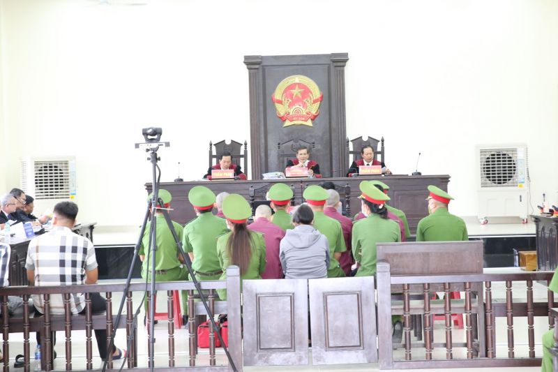 Các bị cáo đều quanh co chối tội và kết hợp giữ quyền im lặng -0