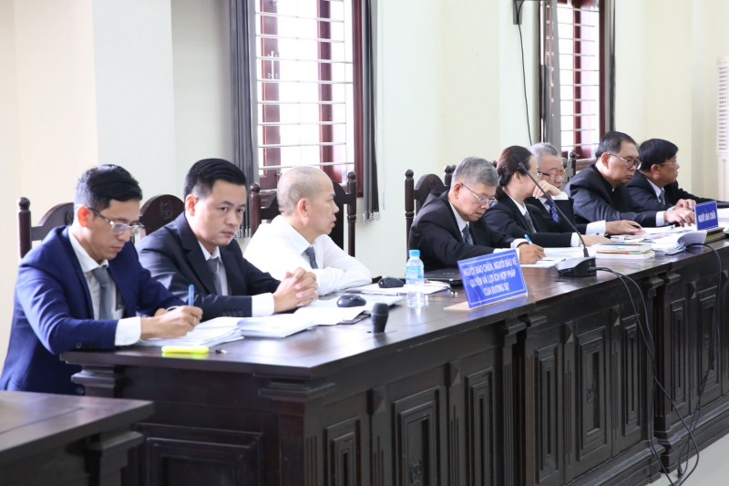 Bị cáo Cao Thị Cúc được cho phép rời tòa do lý do sức khỏe -0