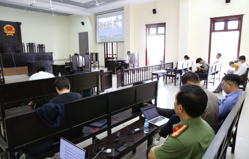 Bị cáo Cao Thị Cúc được cho phép rời tòa do lý do sức khỏe -0