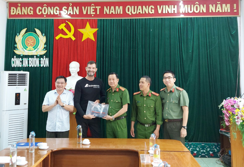 Trao trả tài sản bị mất cắp cho chuyên gia nước ngoài -0