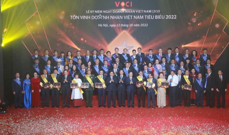 Tổng Giám đốc Petrovietnam Lê Mạnh Hùng được vinh danh Top 10 Doanh nhân tiêu biểu nhất Việt Nam năm 2022 -1