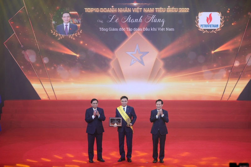 Tổng Giám đốc Petrovietnam Lê Mạnh Hùng được vinh danh Top 10 Doanh nhân tiêu biểu nhất Việt Nam năm 2022 -1
