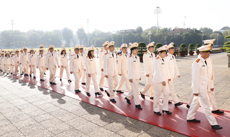 Cục An ninh kinh tế vào lăng viếng Chủ tịch Hồ Chí Minh -0