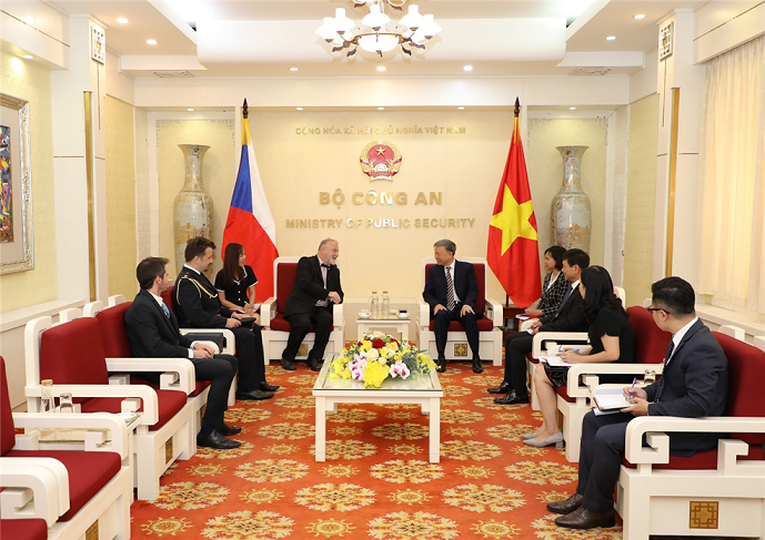 Minister To Lam receives incoming ambassador to Vietnam of Czech Republic -0
