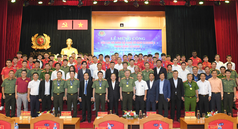 People's Public Security Football Club kick in V-league 1 next year -0