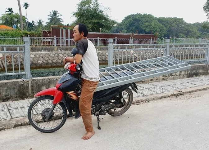 Mật phục bắt đối tượng chuyên trộm lan can bằng sắt gắn ở bờ kè bán sắt vụn -0