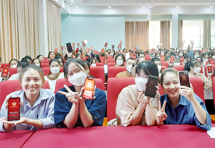 Đến tận trường học hướng dẫn cài đặt định danh điện tử -0