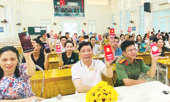 Đến tận trường học hướng dẫn cài đặt định danh điện tử -0