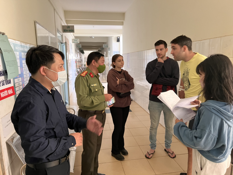 Cảm ơn Công an giúp đỡ nạn nhân người nước ngoài trong vụ tai nạn giao thông -0