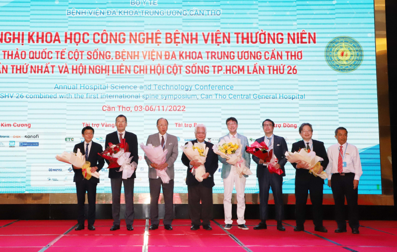 Ứng dụng công nghệ hiện đại trong điều trị, khám chữa bệnh cho nhân dân  -0