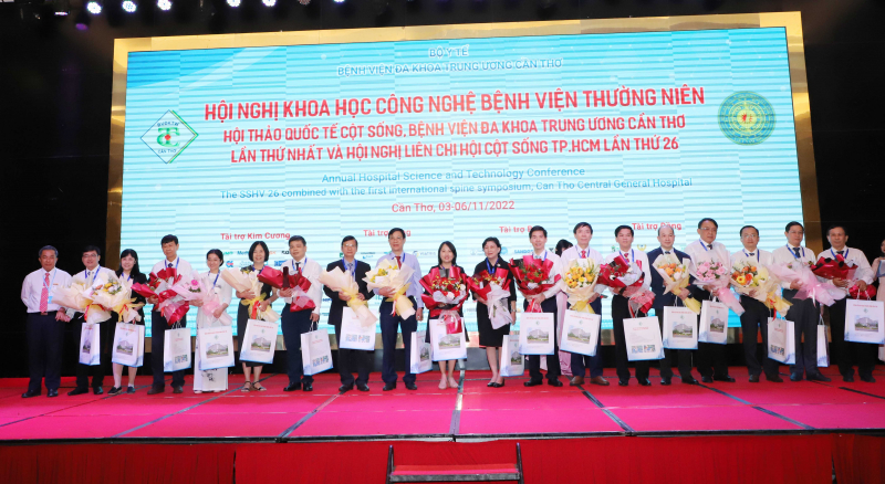 Ứng dụng công nghệ hiện đại trong điều trị, khám chữa bệnh cho nhân dân  -0