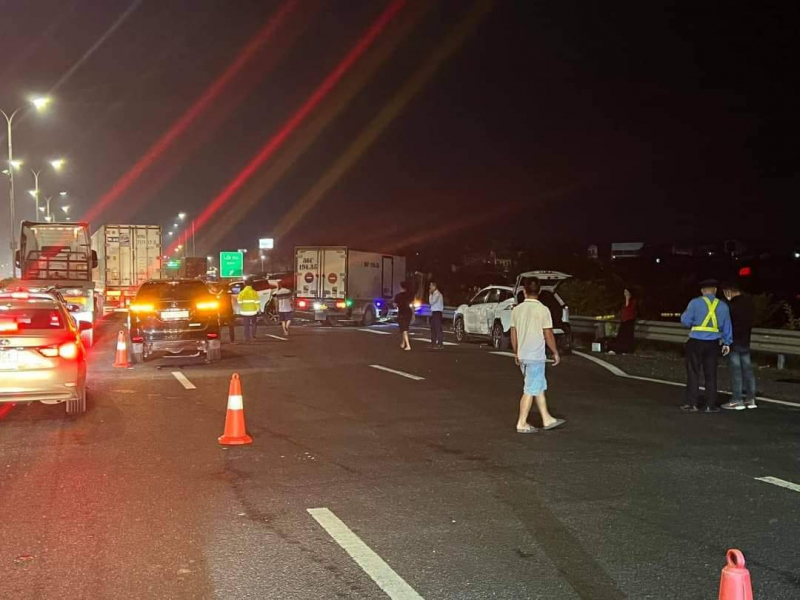 7 ô tô dồn toa trên cao tốc Pháp Vân - Cầu Giẽ -0